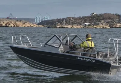 Aluminium consoleboot op open water