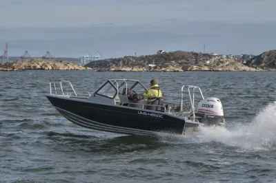 aluminium sportboot op open water