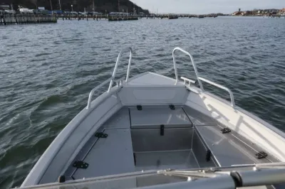 Boeg van aluminium boot op open water