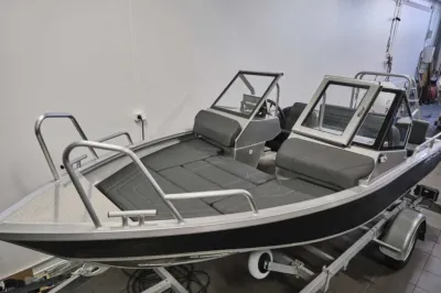 aluminium sportboot op aanhanger in hal