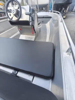 interieur van aluminium consoleboot