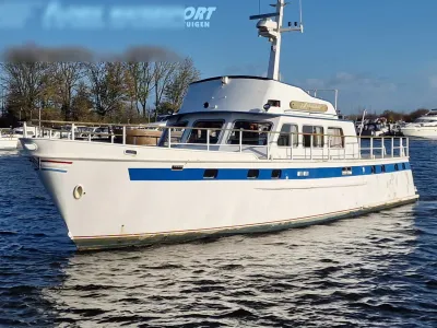 wit motorjacht afgemeerd in jachthaven