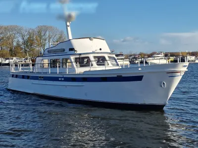 wit motorjacht bij jachthaven