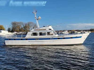 wit motorjacht op water bij jachthaven