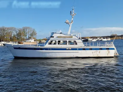 witte motorboot op rivier bij kade