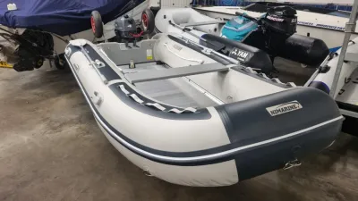 opblaasboot in showroom