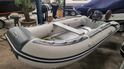 opblaasbare boot in showroom