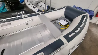 opgeblazen rubberboot in binnenruimte