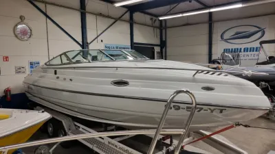 boot in binnenruimte op trailer