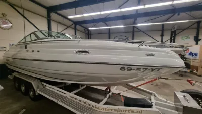 witte speedboot op trailer in hal