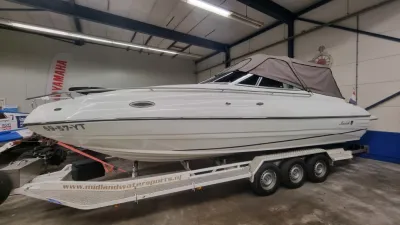 wit motorjacht op trailer in loods