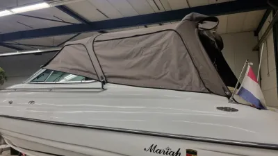 Boot met kuiptent in binnenhal