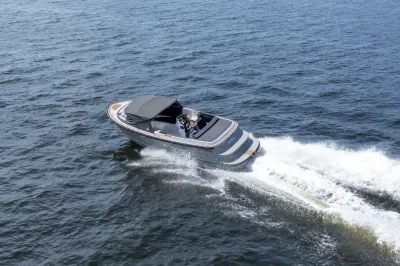 tender met kap varend op open water