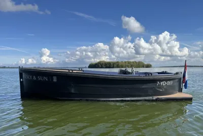 zwarte aluminium motorboot op het water