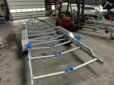 metalen stallingstrailer in loods