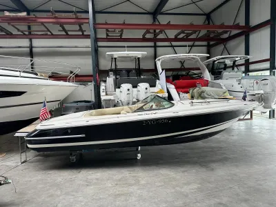 motorboot in opslaghal naast andere boten