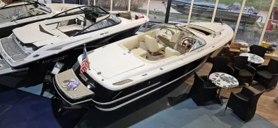 snelboot in showroom met zitgedeelte