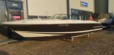 zijaanzicht van speedboot op trailer buiten