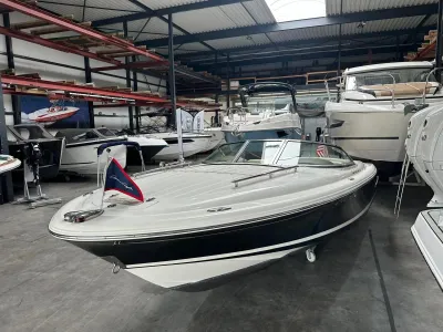 boot in showroomhal