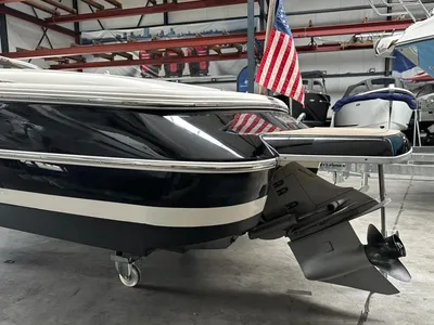 achterzijde van boot in binnenstalling