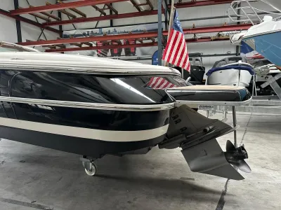 achterzijde van boot in opslagloods