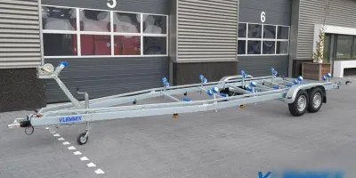 boottrailer op bestraat terrein voor bedrijfsdeur