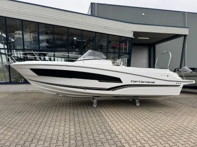 wit motorjacht buiten voor gebouw