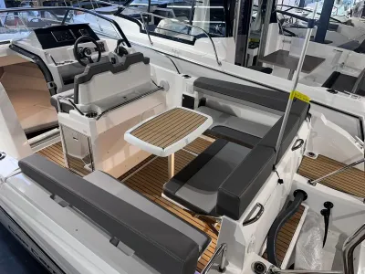 zitgedeelte en stuurconsole van boot