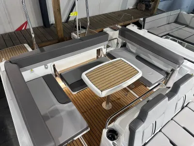 cockpit met zitbank en tafel