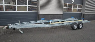 galvaniseerde boottrailer op parkeerplaats
