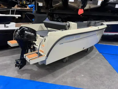 sloep in showroom met buitenboordmotor