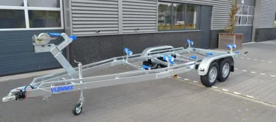 boottrailer op parkeerterrein bij bedrijf