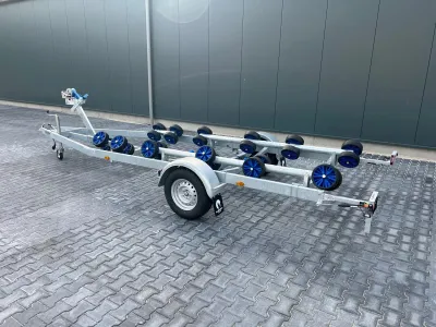 boottrailer op bestrate ondergrond