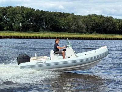 RIB-boot op het water met persoon aan het roer