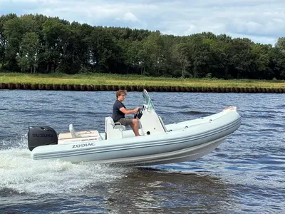 RIB-boot op het water met bestuurder