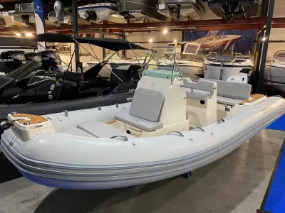 RIB in binnenopstelling in showroom