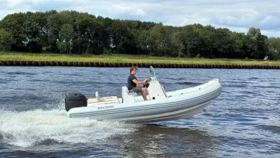 RIB-boot op het water met bestuurder