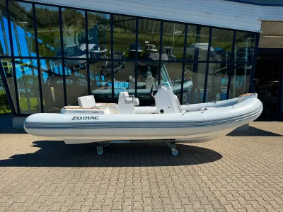 RIB boot op land voor glazen gevel
