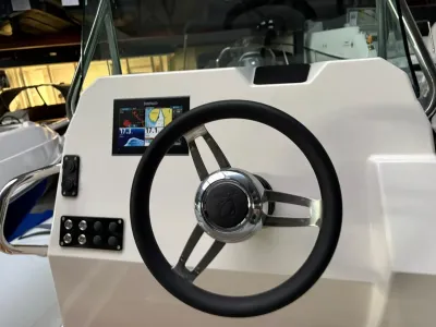 stuurconsole met stuurwiel en instrumenten