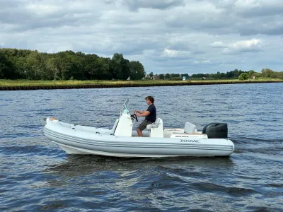RIB met bestuurder op rustig water