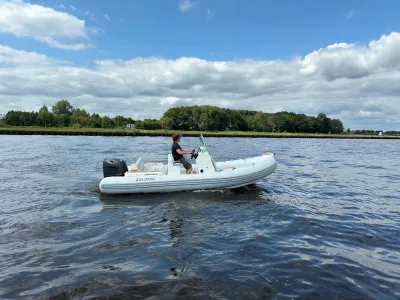 RIB-boot met bestuurder op open water