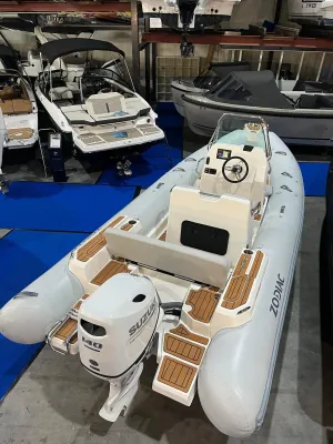 RIB-boot in showroom met buitenboordmotor