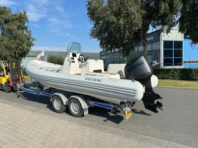 RIB op trailer geparkeerd bij bedrijf