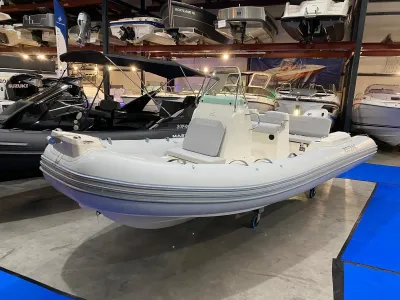 witte rib in showroom