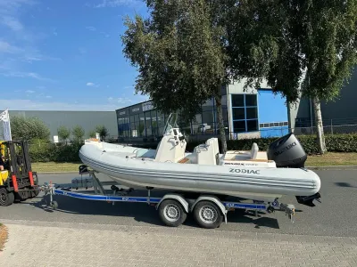 RIB op trailer bij bedrijfsgebouw
