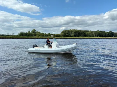 RIB op rustig water met bestuurder
