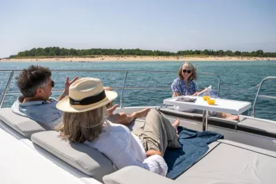 Mensen ontspannen op het dek van een boot