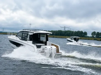 twee motorboten varend op water