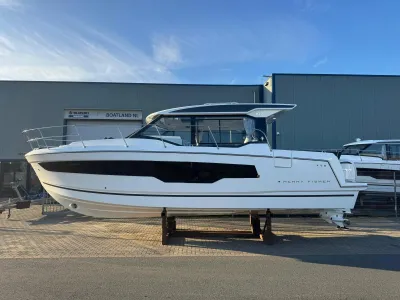 motorboot op stellingen voor bedrijfsgebouw