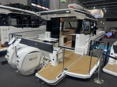 motorjacht in showroom met zwemplatform